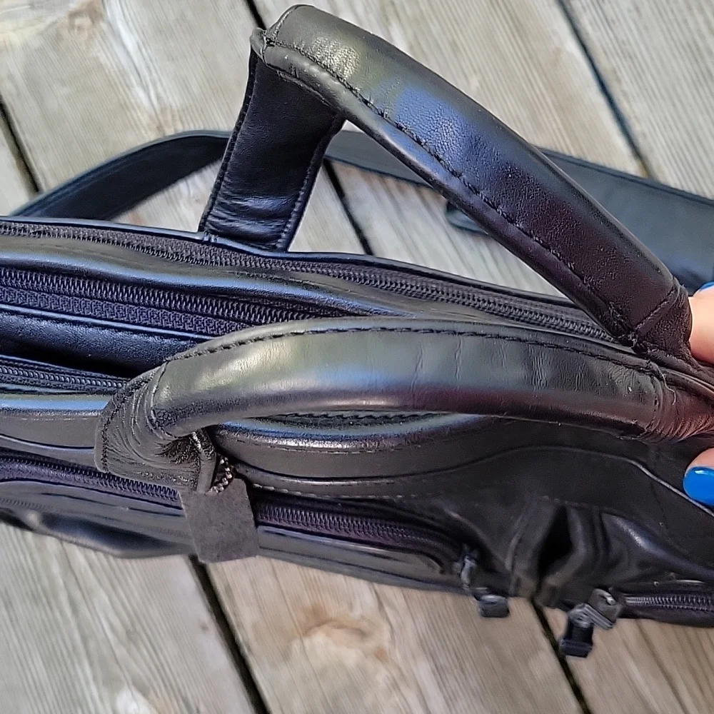 Tumi Leather Expandable Briefcase Lap Top Organizer Shoulder Bag.